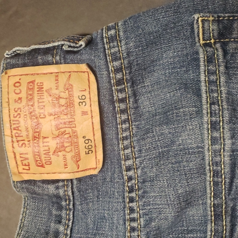 Levi shorts - Picture 2 of 2
